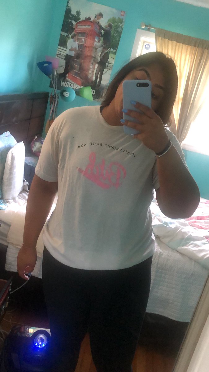 rehatolani's tweet photo. Throwback to when @Nazaninkavari made merch 🥺 https://t.co/QuoY4bCY2b