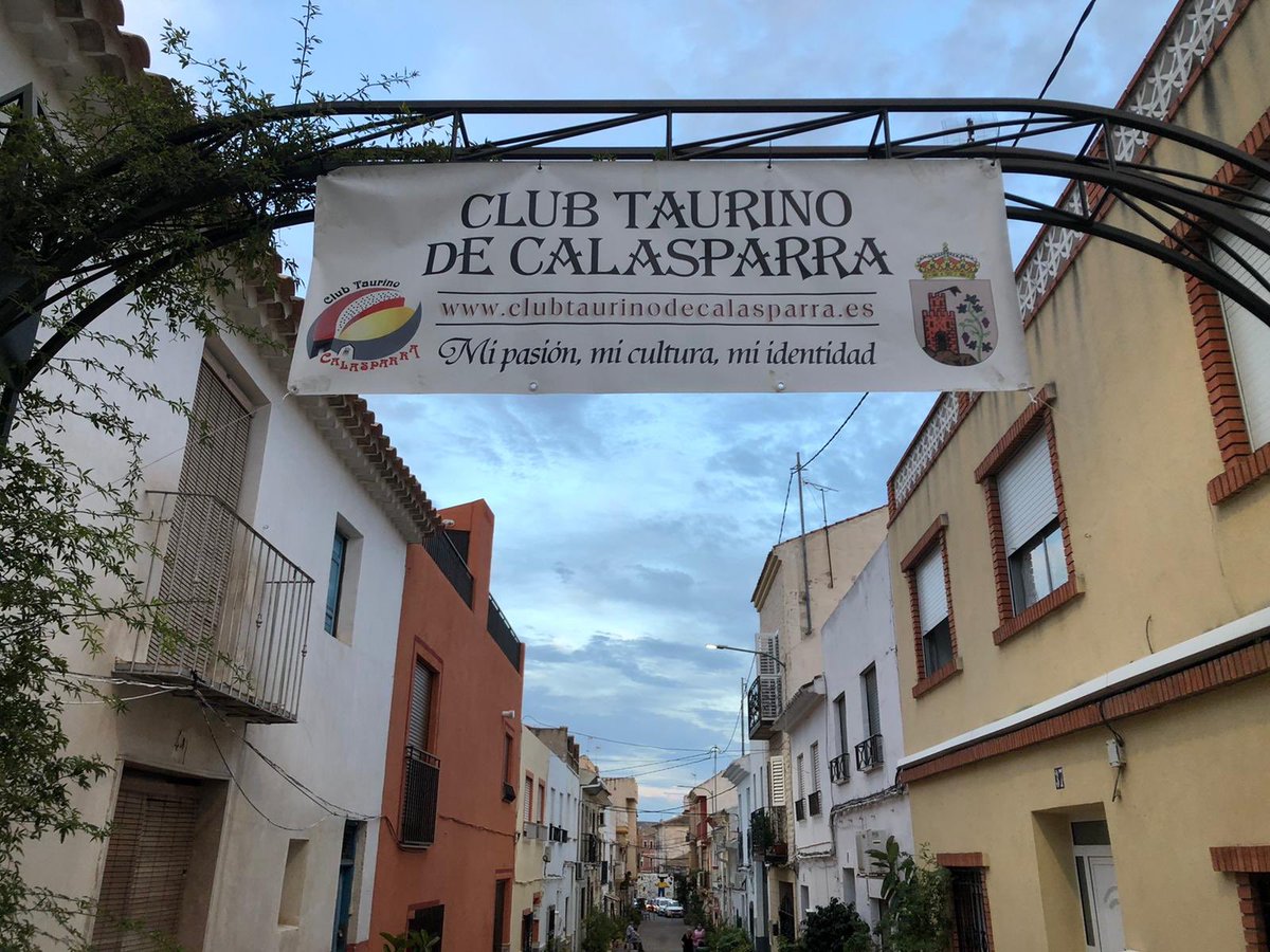 La #FeriaTaurinadelArroz no se podrá celebrar este 2020, pero os esperamos en #Calasparra en 2021. Hoy como cada año hemos colocado nuestras pancartas contando los días para volver a ver nuestra #FeriadeNovilladas . En #Calasparra nos vemos, EN LOS TOROS!!!!