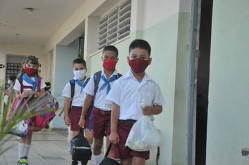ESanchezcub's tweet photo. #TeloDigoEnVerso🌵
A la escuela temprano
van los niños, los pioneros,
con el nasobuco primero
y lavando bien las manos.
Mis pequeños cubanos
aún con sonrisa tapada
se nota en su mirada
felicidad y alegría,
pues tienen cada día
su salud asegurada.
#Cuba @DiazCanelB @DeZurdaTeam https://t.co/Je4z94m21w