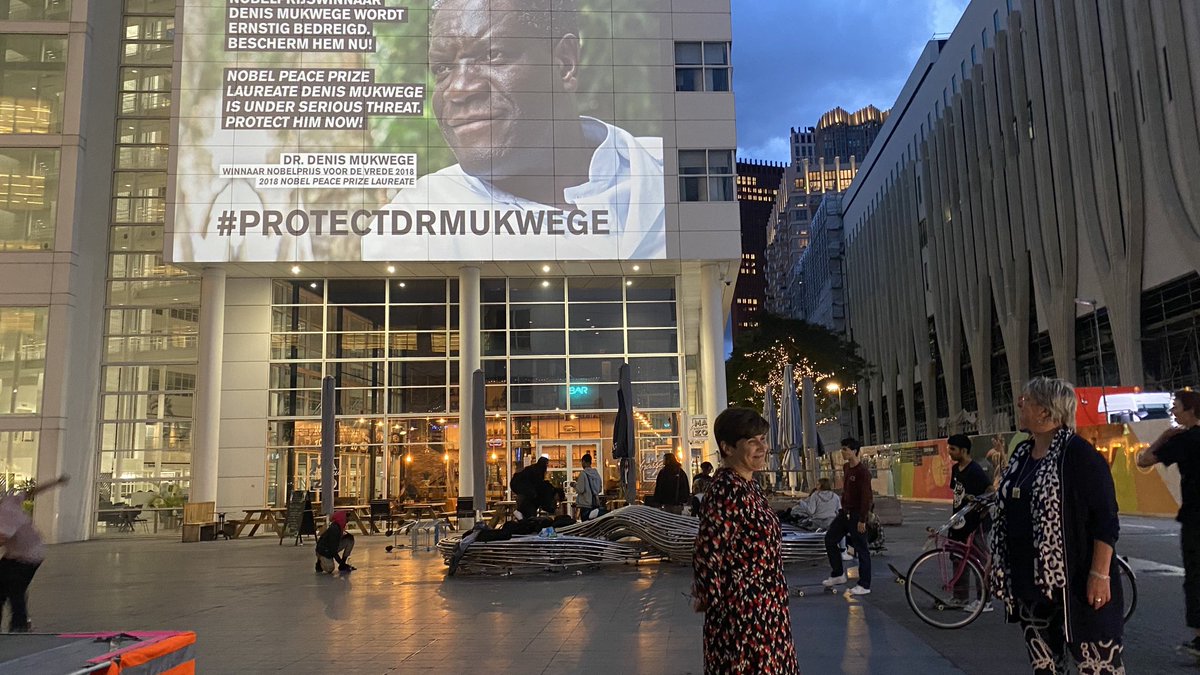 #ProtectDrMukwege 
Tweede Kamerlid Lilianne Ploumen vraagt de aandacht om Nobelprijswinnaar voor de vrede, Dr Mukwege uit Congo te beschermen. Met een grote projectie op het stadhuis van Den Haag werden videoopnamen gemaakt voor de landelijke pers