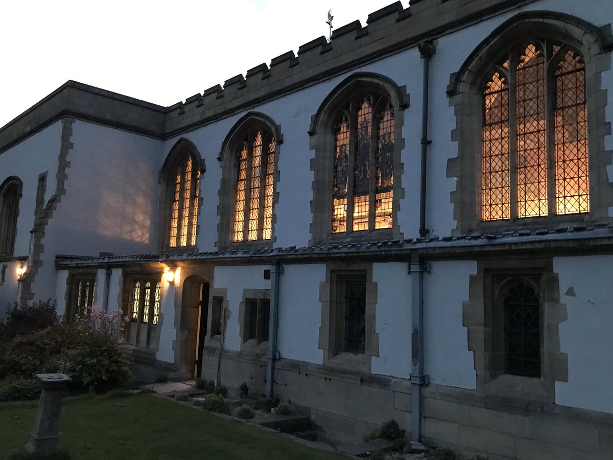 JulieGittoes's tweet photo. This place is aglow tonight: first rehearsal with a small (& smaller than usual) choir since March. Hearing them sing “Locus Iste” was spine-tingling.
#StaySafe #SingSafe mindful of ventilation, distancing & volume @Hendon_Parish https://t.co/I1dQKjQEr9