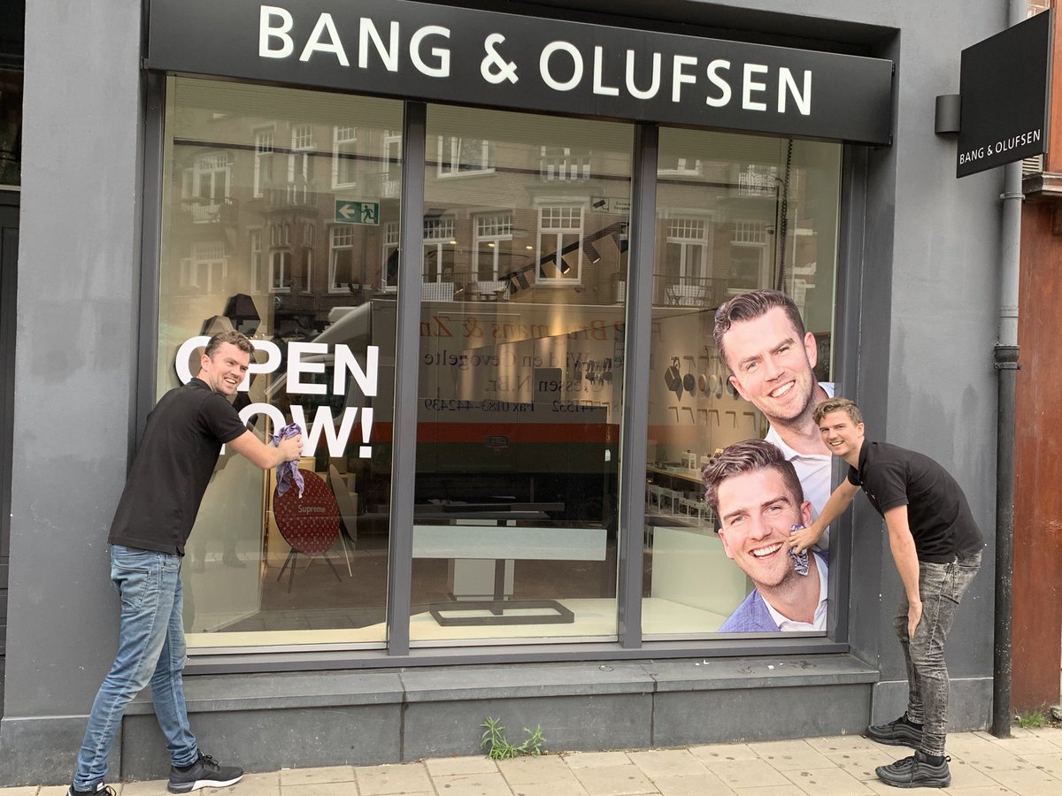 Bang &amp; Olufsen Brussee is nu ook open in Amsterdam en wel in de Van  Baerlestraat.  De B&amp;O specialisten Jeroen (L) en Peter Brussee nemen u graag mee in een Bang &amp; Olufsen live experience in hun fantastisch mooie winkel !