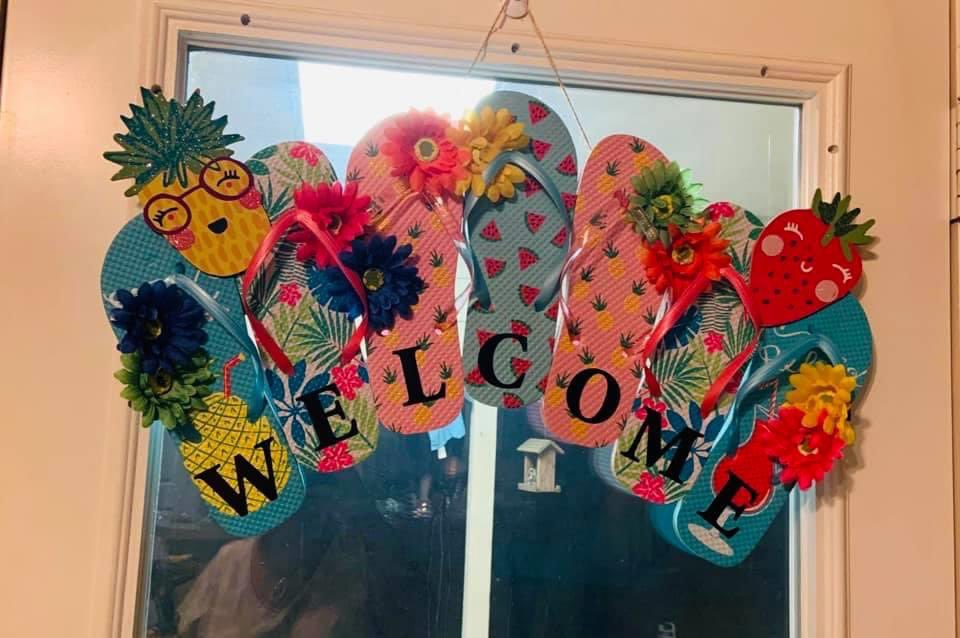 Alejandro_zapp's tweet photo. My mom is making some home decor for sale! Please DM if interested or retweet to spread my moms work. https://t.co/7H8ueymK4B