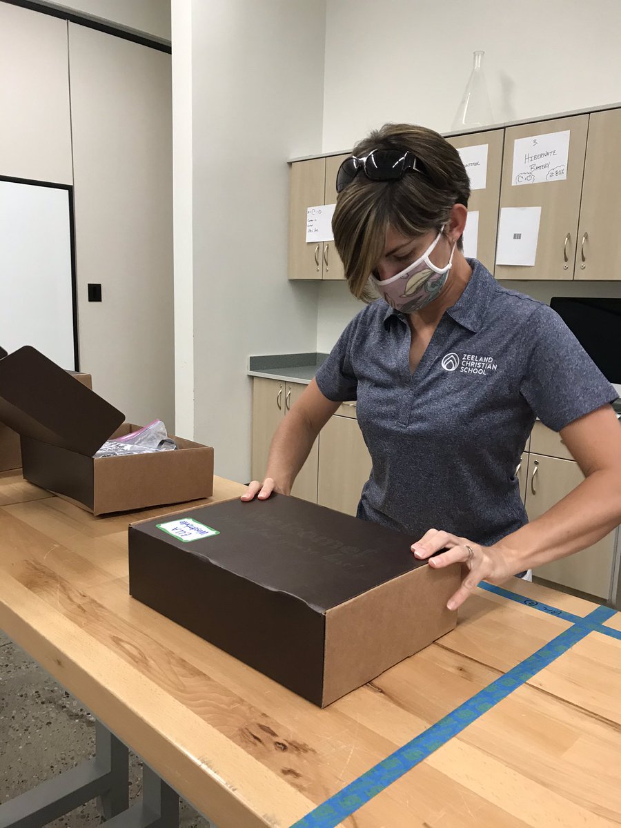 KarylMorin's tweet image. @ZeelandChrSch ‘s latest innovation!  🔥🔥🔥Serving students who prefer virtual learning. ZCS Global teachers, Maestra Hernandez and Maestra Mendez discuss with Spanish Immersion Director Jodi Pierce.  Fearless Director @ccommeret proceeds as we pack up our student learning boxes