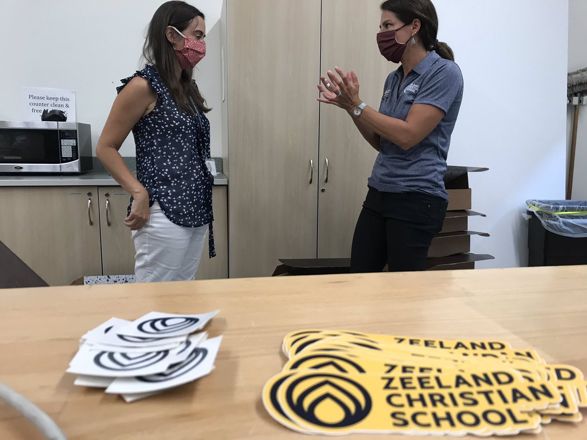 KarylMorin's tweet image. @ZeelandChrSch ‘s latest innovation!  🔥🔥🔥Serving students who prefer virtual learning. ZCS Global teachers, Maestra Hernandez and Maestra Mendez discuss with Spanish Immersion Director Jodi Pierce.  Fearless Director @ccommeret proceeds as we pack up our student learning boxes