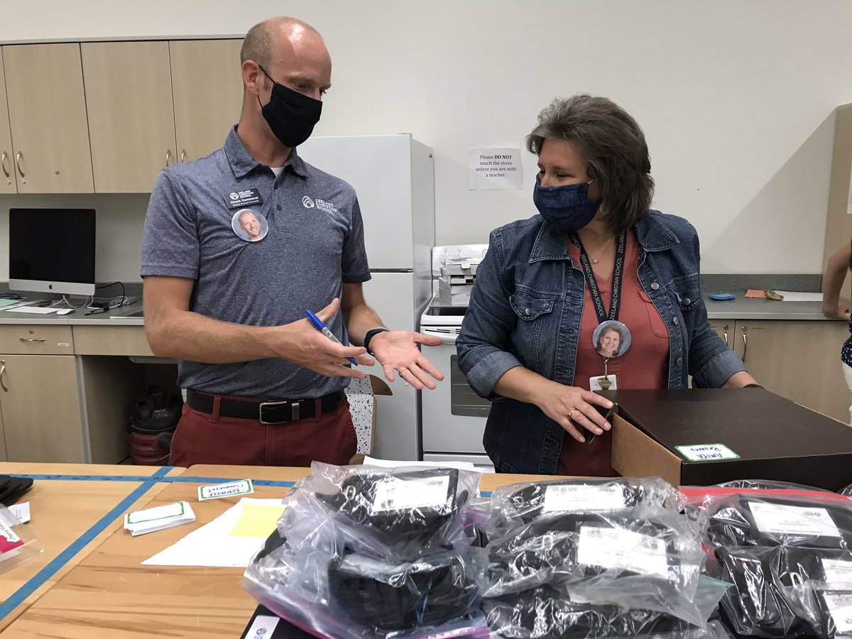 KarylMorin's tweet image. @ZeelandChrSch ‘s latest innovation!  🔥🔥🔥Serving students who prefer virtual learning. ZCS Global teachers, Maestra Hernandez and Maestra Mendez discuss with Spanish Immersion Director Jodi Pierce.  Fearless Director @ccommeret proceeds as we pack up our student learning boxes