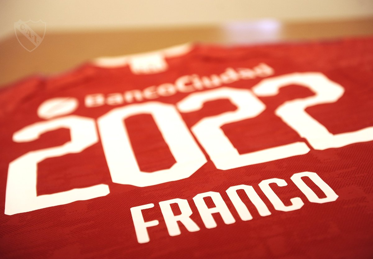 Independiente's tweet photo. Alan Franco firmó su nuevo contrato con #Independiente ✍️

¡El 2 del Rey de Copas!

#TodoRojo 🔴 https://t.co/QyCx5t4W0j
