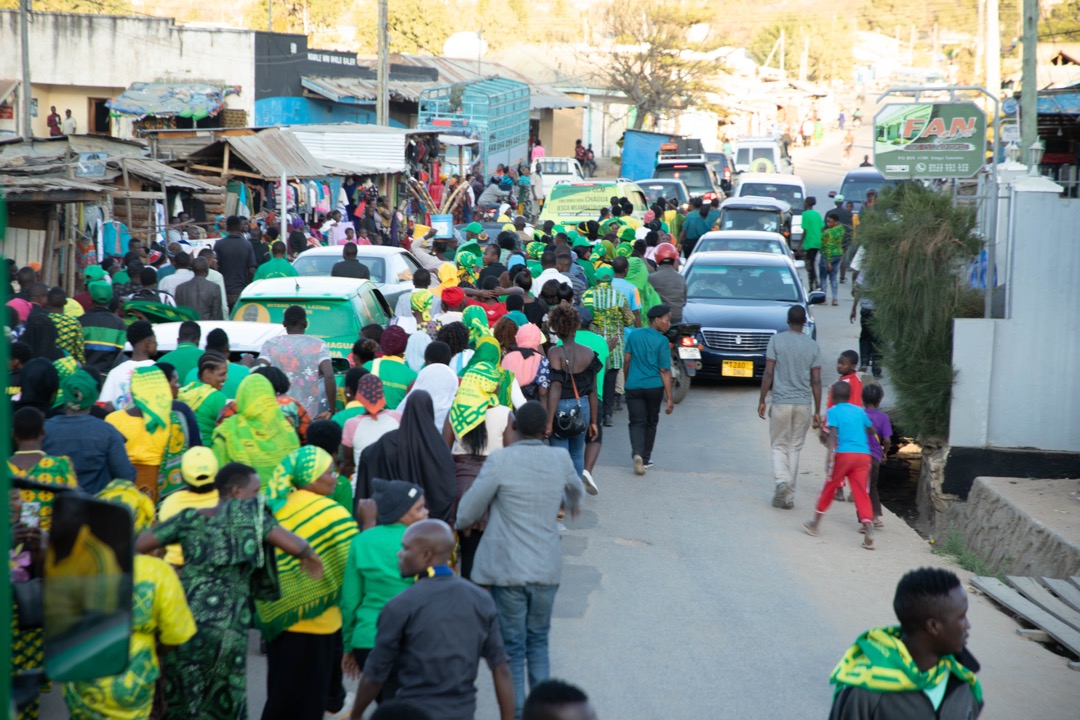 UvccmIringa's tweet photo. #JESCAMSAMBATAVANGU Mgombea wa Ubunge kwa tiketi ya @ccm_tanzania Jimbo la Iringa Mjini, Leo Akiwa Katika muendelezo wa ziara za vikao vya ndani amezungumza na wanaCCM katika kanda ya Kihesa, Kanda hiyo inajumuisha kata za #Kihesa, #Mkimbizi, #Mtwivila na #Gangilonga.
#JPM5TENA https://t.co/t7nuuuyyDN