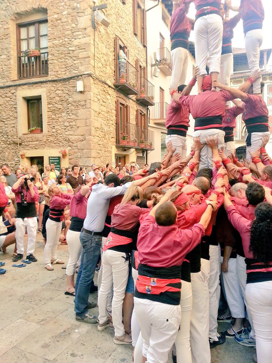 albertbatalla's tweet photo. I fins aquí l’aportació a la #FmlaSeuVirtual. El meu senzill homenatge a una ciutat capaç de fer una Festa Major enorme i alhora d’estar a l’alçada del moment actual i renunciar-hi.
El maleït COVID19 ens ha pres la #FmlaSeu, però amb l’esforç de tots, hi tornarem! Visca #laSeu! https://t.co/7MlLU0WFwA