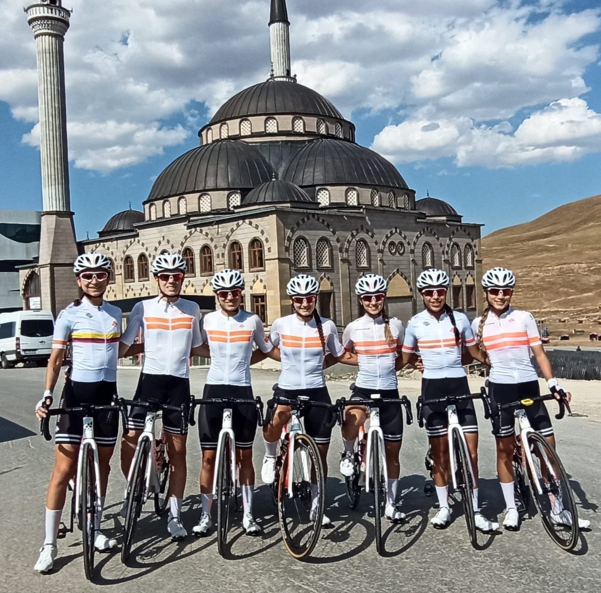 Equipo de ciclismo femenino colombiano <a href="/colnagocmwomen/">CMWomenTeam</a> , ya se encuentra en Turquía para afrontar desde este jueves Grand Prix Develí, viernes Gran Premio Capadocia, sábado Grand Prix Mount Erciyes y domingo Grand Prix Worlds Best High Altitud ! 🚴‍♀️🇨🇴🛬🇹🇷