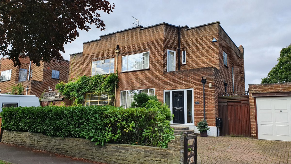 Along Grand Avenue in Berrylands - some rather fine modernist housing (sold for around £950 freehold in 1934 - plus £40 if you wanted a garage). Built by the Bell Property Trust. @modernistestate