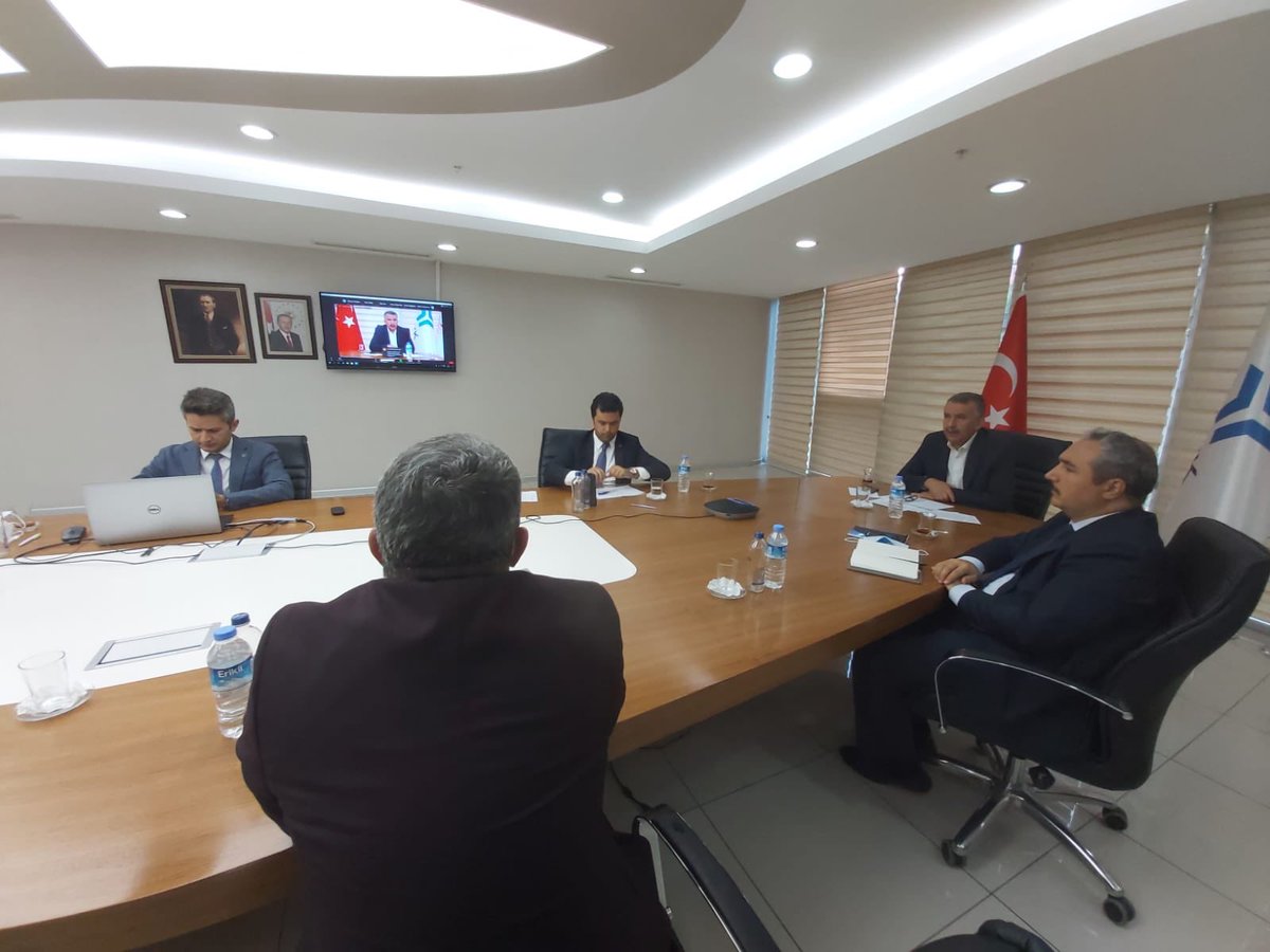 AdemC06's tweet photo. Yetkilendirilmiş Belgelendirme Kuruluşları 2020 Değerlendirme toplantısını video konferans yöntemiyle 400 kisinin katılımıyla gerçekleştirdik, Tek Gayemiz 
“Nitelikli İş Gücü, Güçlü Türkiye” 🇹🇷🇹🇷🇹🇷 
@ZehraZumrutS 
@evkaf https://t.co/tNt8uUAkgc