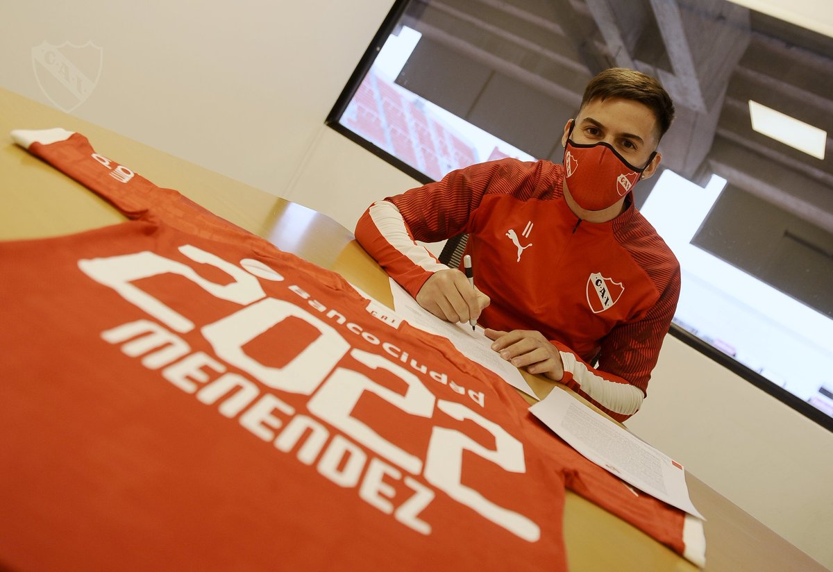 Independiente's tweet photo. Jonathan Menéndez firmó su nuevo contrato con #Independiente ✍️

¡Vamos Joni!

#TodoRojo 🔴 https://t.co/3XGutcGupj