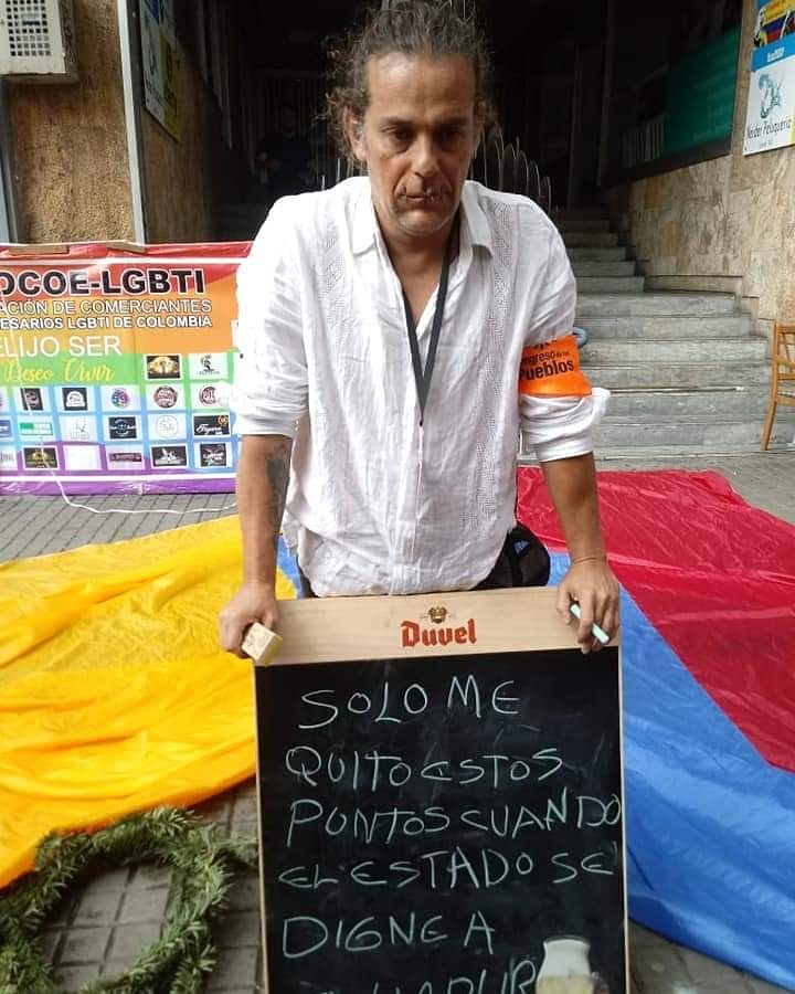 DonIzquierdo_'s tweet photo. Si hay alguien que merece ser viral; es el escultor Jhon Fitzgerald, Embajador de la UNESCO, en huelga de hambre en Bogota contra las muertes de lideres sociales, está ubicado justo donde el ESMAD mató a Dilan Cruz desde hace dos días. 48 horas

Estas cosas no salen en los medios https://t.co/D8SA3bVXgU