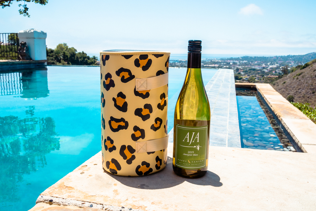 Drinks with a view is kind of our thing! 😎

Loving this Sauvignon Blanc by Aja Vineyards.
#DrinksWithAView #Wine