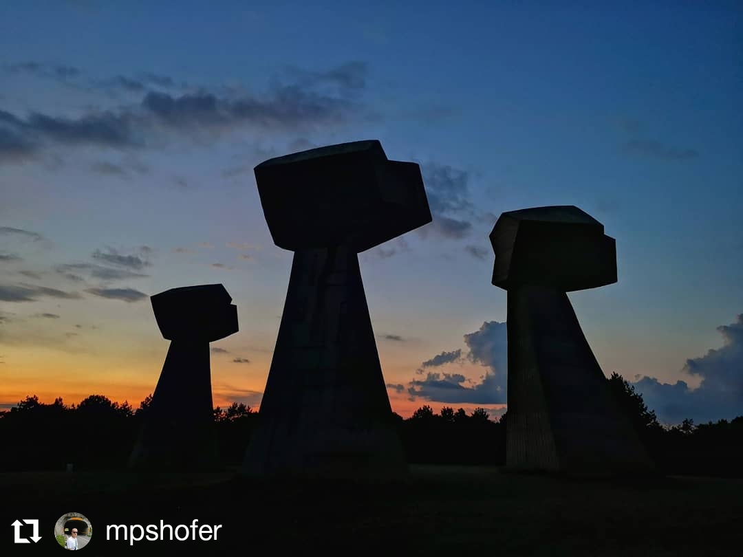 Tri pesnice (a i četvrta) na Bubnju (mestu kome je streljano više hiljada ljudi) su oduvek simbol revolucije i borbe protiv nacista i okupatora. #srbija🇷🇸 
.
#wheretoserbia #spomenici #drugisvetskirat #tripesnice #nis #niš #sumrak #zalazaksunca #spomenik #sunsetcolors