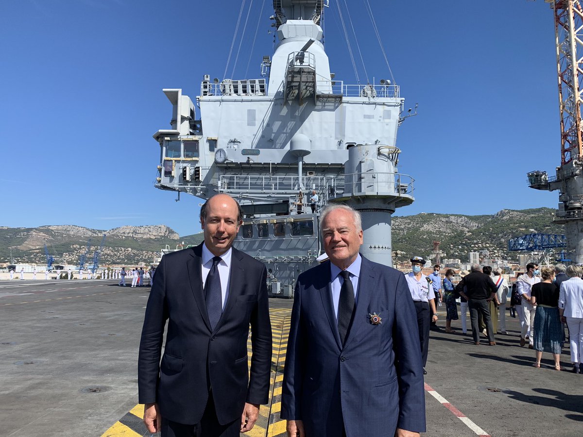 LGiscardEstaing's tweet photo. Présent sur le #porteavions #CdeGaulle comme Pt @ASSVILLES Marraines des Forces Armées pour passation de cdt Chef d’Etat-Major @MarineNationale entre amiral #Prazuck et @amiralVandier avec la #Ministre #FParly et du Pt de Commission #Sénat #ChristianCambon, soutien de @ASSVILLES https://t.co/5MJT90ev4U