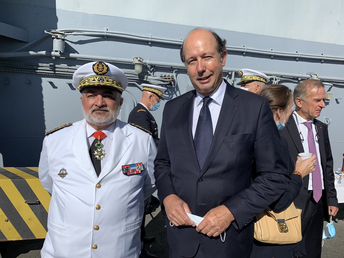 LGiscardEstaing's tweet photo. Présent sur le #porteavions #CdeGaulle comme Pt @ASSVILLES Marraines des Forces Armées pour passation de cdt Chef d’Etat-Major @MarineNationale entre amiral #Prazuck et @amiralVandier avec la #Ministre #FParly et du Pt de Commission #Sénat #ChristianCambon, soutien de @ASSVILLES https://t.co/5MJT90ev4U