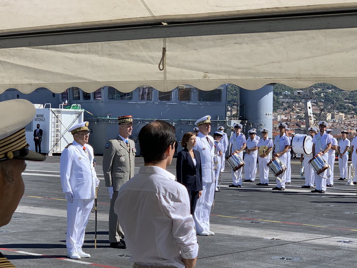 LGiscardEstaing's tweet photo. Présent sur le #porteavions #CdeGaulle comme Pt @ASSVILLES Marraines des Forces Armées pour passation de cdt Chef d’Etat-Major @MarineNationale entre amiral #Prazuck et @amiralVandier avec la #Ministre #FParly et du Pt de Commission #Sénat #ChristianCambon, soutien de @ASSVILLES https://t.co/5MJT90ev4U