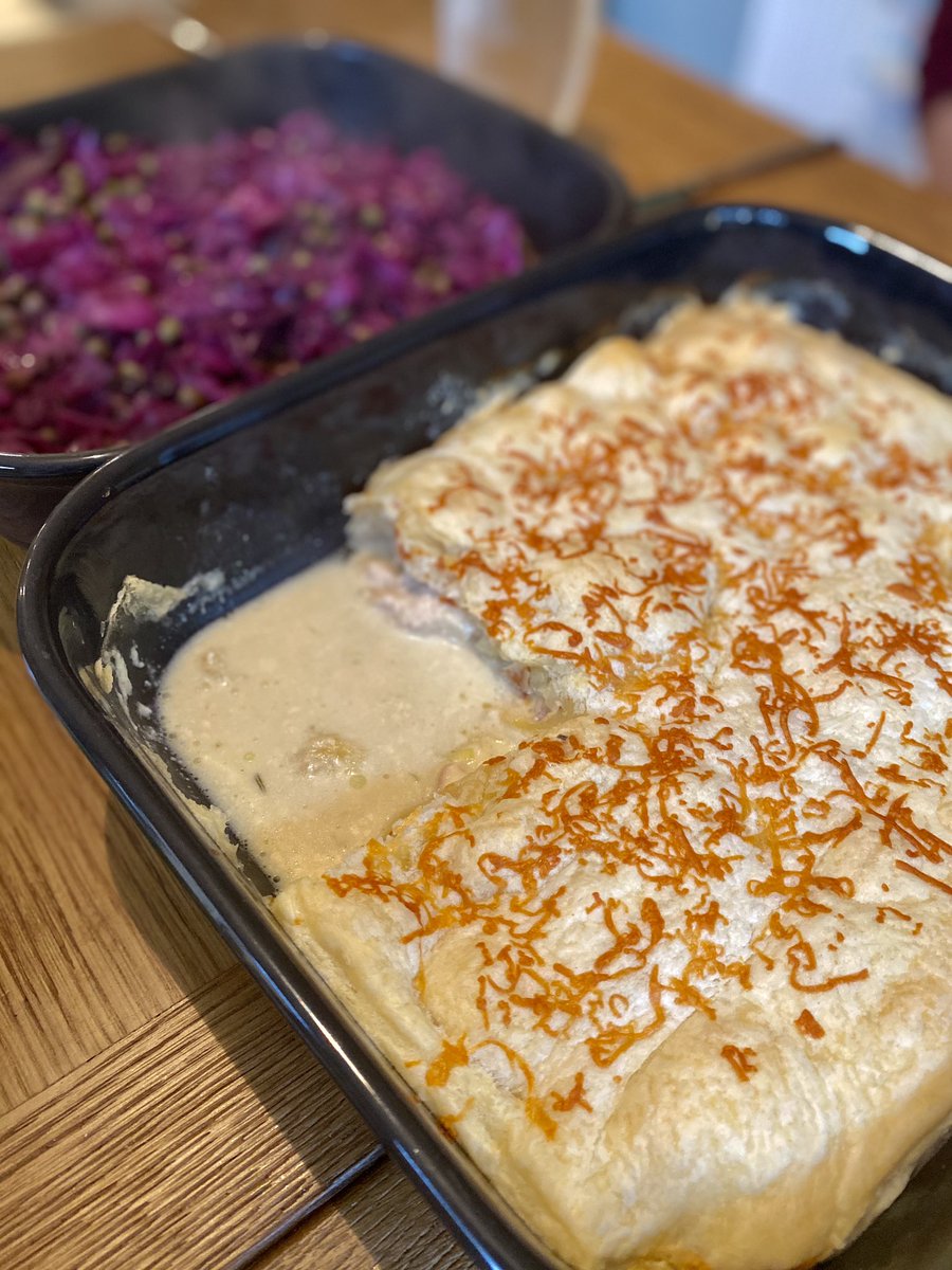 Chicken, bacon and leek pie, anyone? Find the recipe here: aboutthetaste.wordpress.com/2015/04/04/hom… #aboutthetaste #chickenpie