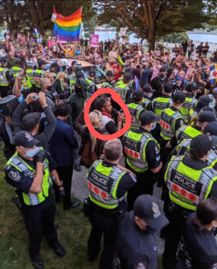ilovedollaramas's tweet photo. Vancouver police protect a racism #LGBTQ2SIA speaker they had 30 #vpd protecting him well the big crowd of gay community there was more than 800 them telling you are not welcome here in Vancouver #DavidLynn this man said we need to believe in God really funny https://t.co/9aZiovtJPA