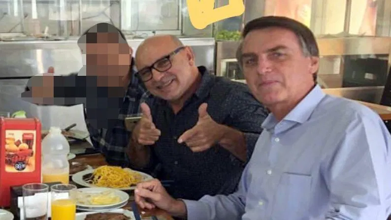 MST_Oficial's tweet photo. Como será que Michelle Bolsonaro, que recebeu só num depósito de Queiroz 89 mil, viveria com R$ 300 por mês?? 🤔 #600AtéOFim #600PeloBrasil https://t.co/g0xYCh1End