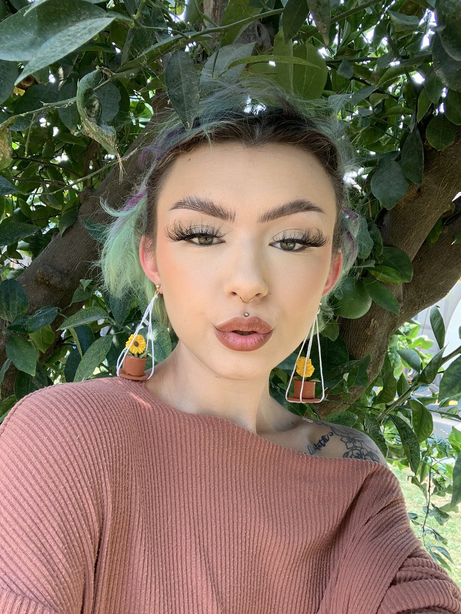 birdofclay_'s tweet photo. Sunflowers in a pot earrings 🌻🌿✨

Earring pots will launch Saturday 9/12 at 12 noon pacific time. https://t.co/thZS2REN58