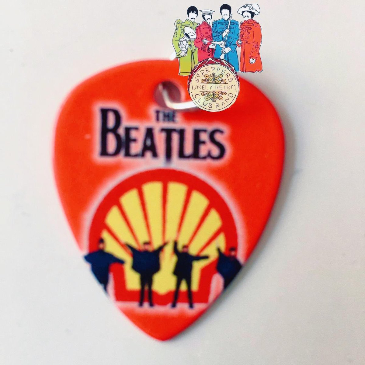 JohnnyMclenn's tweet photo. $15.00 MXN c/u
Dijes de metal en forma de plumilla, por ambos lados está la imagen.
#SargentoPimientaStore
#CDMX
#Novedad #beatlesshopmx #beatlesshop #beatleshop #beatlesshopping #thebeatles 😘#johnlennon #paulmccartney #georgeharrison #ringostarr #beatles #beatlesforsale https://t.co/SxEmlT6vfN