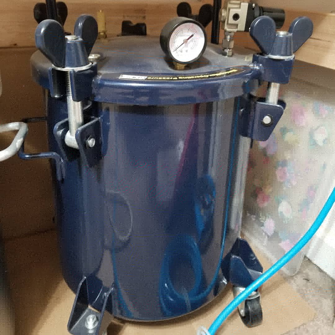 OwAlchemistLab's tweet photo. Got me some new toys for my resin casting! Gonna be playing with one of them tonight! Lets hope it doesn't explode on me >__>' 
#vacuumchamber #smoothonproducts #pressurepot #resin #resincasting #fingercrossed #pleasework #dontexplode https://t.co/C8y73BUlA6