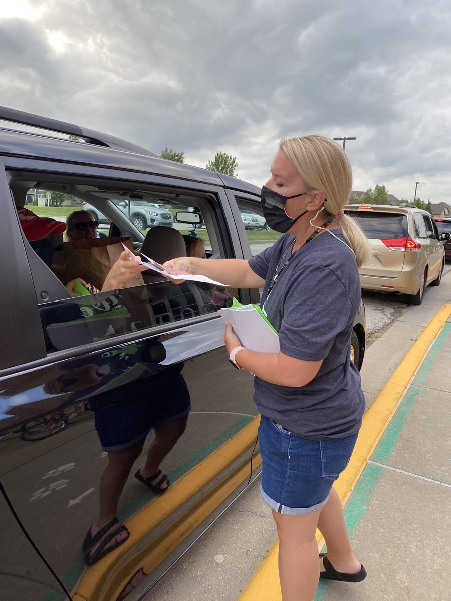 RavenwoodTiger's tweet photo. We had a great time seeing our Ravenwood families on the “Tiger Trail” tonight! #SupplyDropOff #ItsGreatToBeATiger @olatheschools https://t.co/vhAZeb1mDK