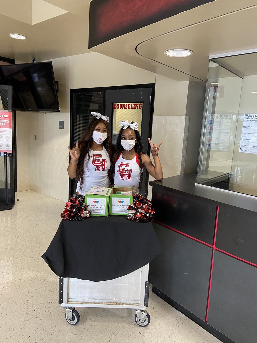 TraciBragg's tweet image. Our cheerleaders surprised staff with a sweet treat this afternoon!  Thanks @Sweets4Success