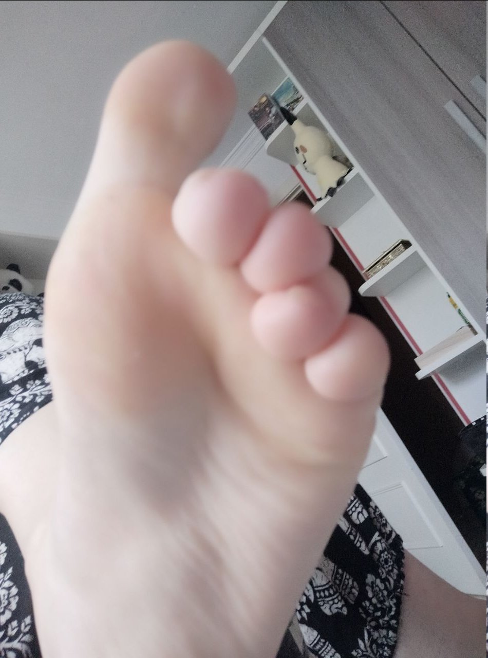 2 pic. Hm? Do you like my feet? So I suppose you will love living close to them ... the closer you are
