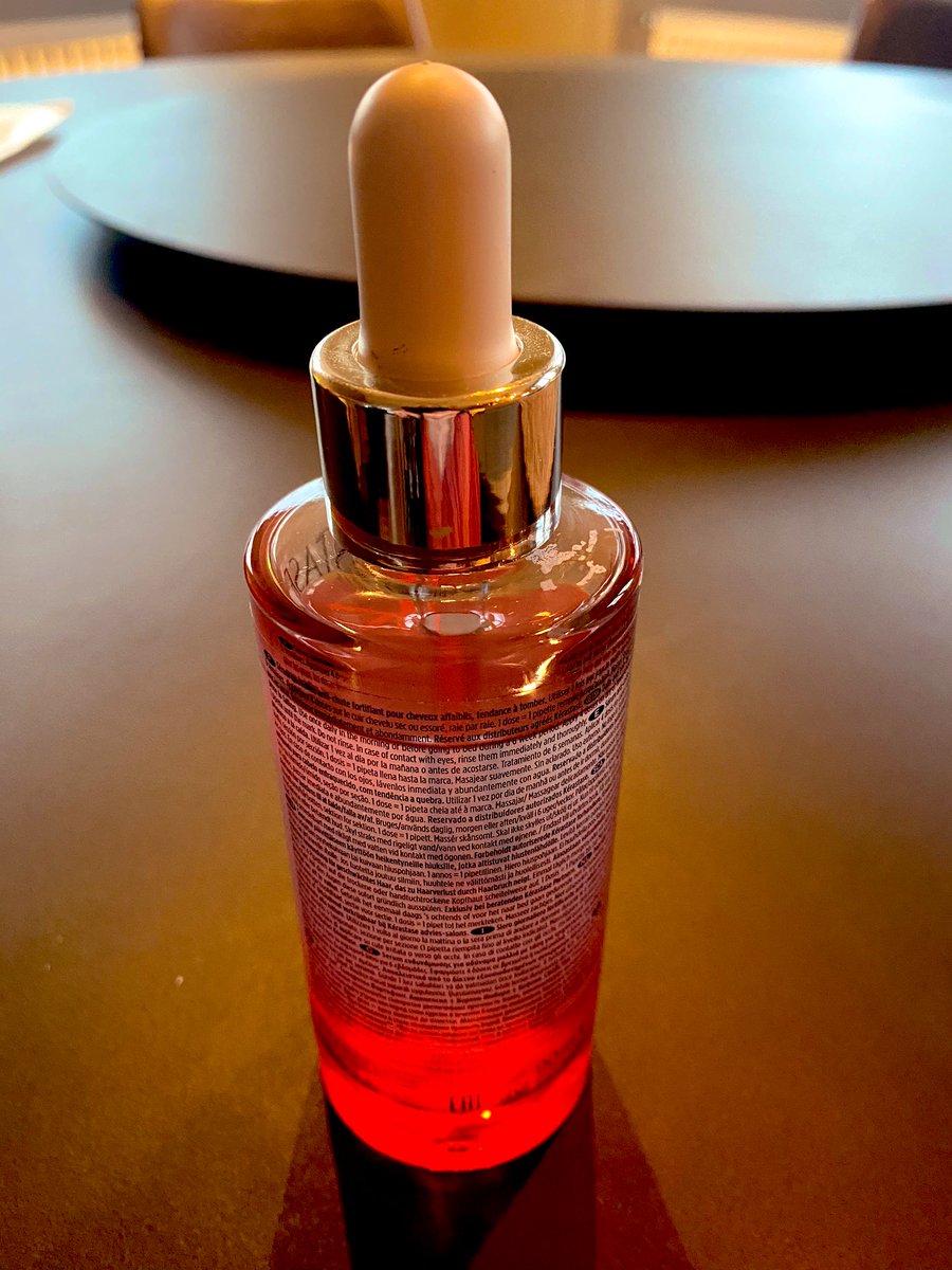 Alltaf verið með laumu fordóma gagnvart fólki sem færir hausinn á sér og smátt letur eins langt frá hvort öðru og mögulegt er. Ég núna. Í smá klípu. Aðeins minna fordómafull.