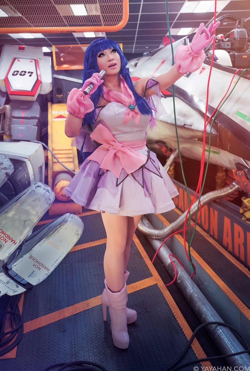 Yaya Han 💙🍑 on Twitter: "Did I ever actually do a cosplay shoot with a  life-sized anime Mecha, namely the VF-25F Valkyrie from #Macross or did I  dream it in my eternally