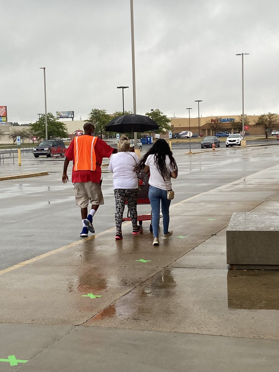 Neither rain or shine can stop FOS Attendant Curklin’s dedication to our guests ☔️