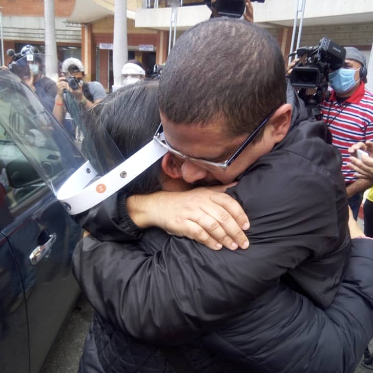 Que este abrazo que se da hoy <a href="/NicmerEvans/">Nicmer Evans</a> con su esposa, se multiplique por cientos a todos los presos y perseguidos políticos alejados de sus familias.

No desfallezcamos en nuestra lucha.