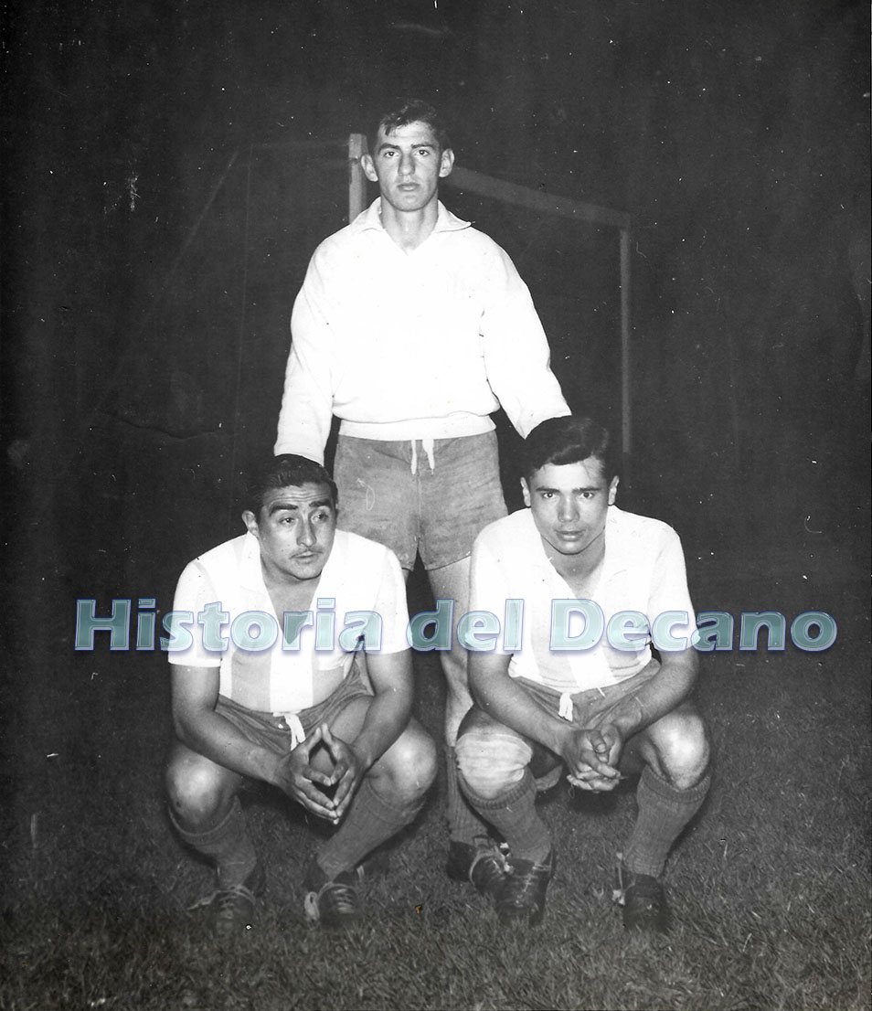 HistoriaTucuman's tweet photo. [1958] El tridente defensivo en uno de los mejores equipos de la historia decana. El arquero Pascual #Corbalán y los backs Pedro #Acosta y Hugo #Ginel. https://t.co/VUT2DGCeXa