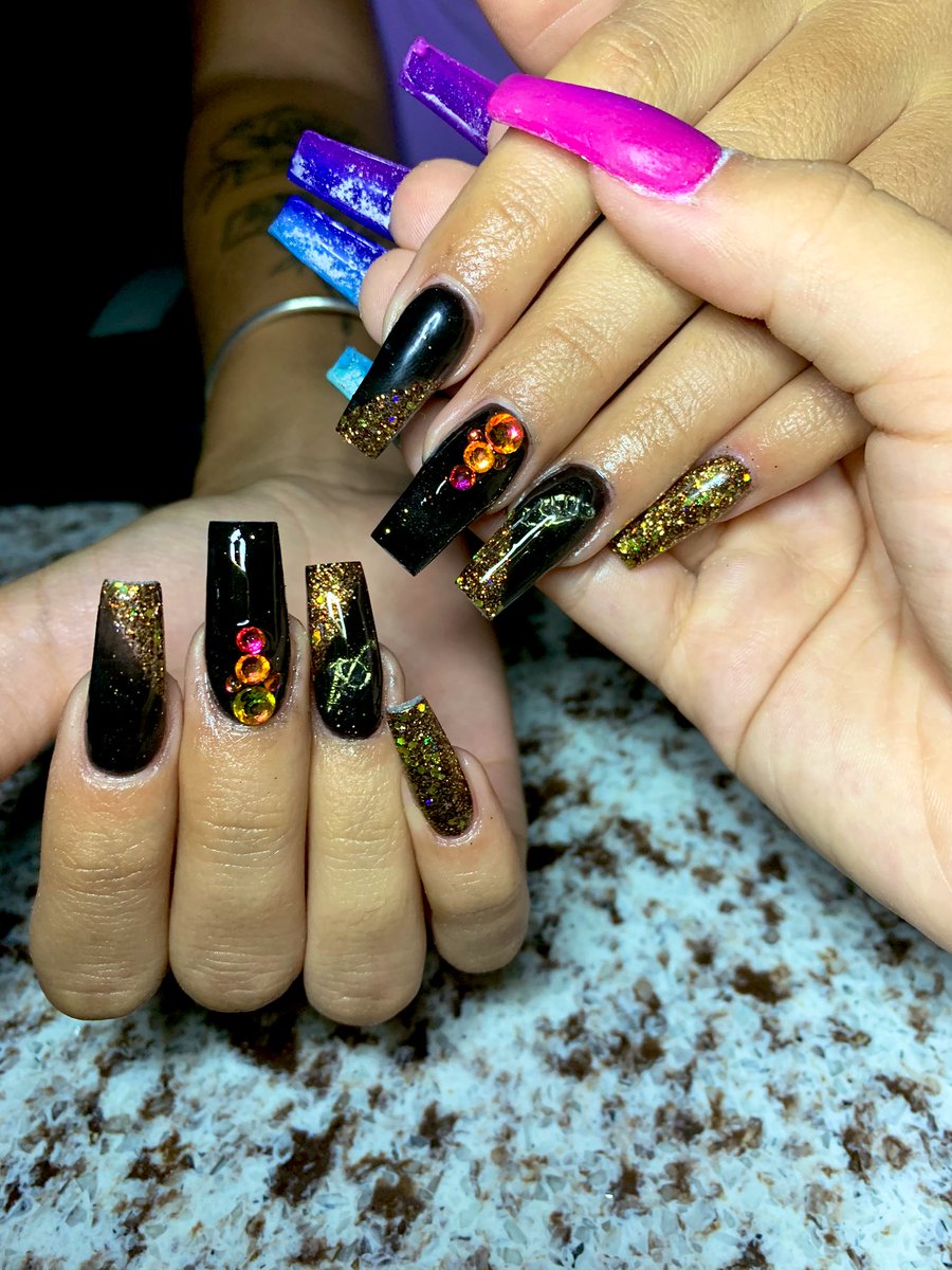 nelliedidthat's tweet photo. black and gold ๐๐๐ donโt mind my nails I stopped mine to do hers #orlandonails #localnailtech https://t.co/xTIolQCWeJ