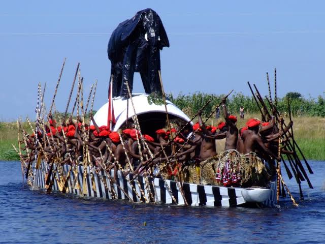 t17/ The Lozis celebrate the Kuomboka Ceremony annually in March or April at the end of the rainy season.