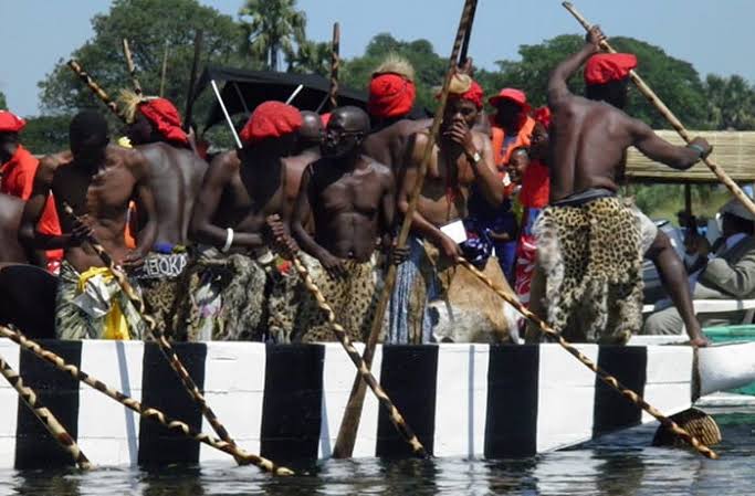 t19/ During Kuomboka, men in red berets, leopard skins & lion manes lead the procession.