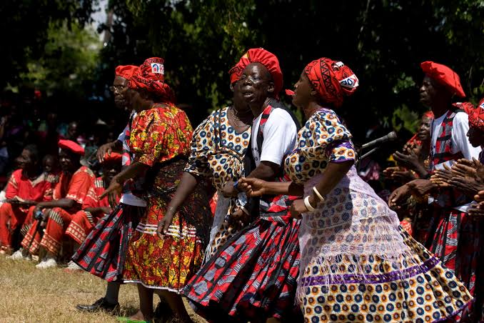 t21/ Lozi women wear Musinsi,which consists of two skirts, a top called baki & a wrapper called chali.t