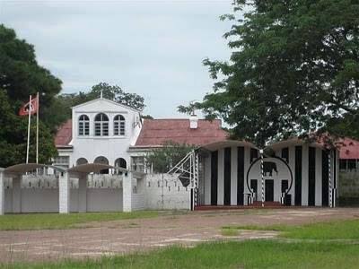 t26/ Visit the NAYUMA MUSEAUM in Mongu opposite the Litungas Palace to learn more about the Lozi. Litungas Palace