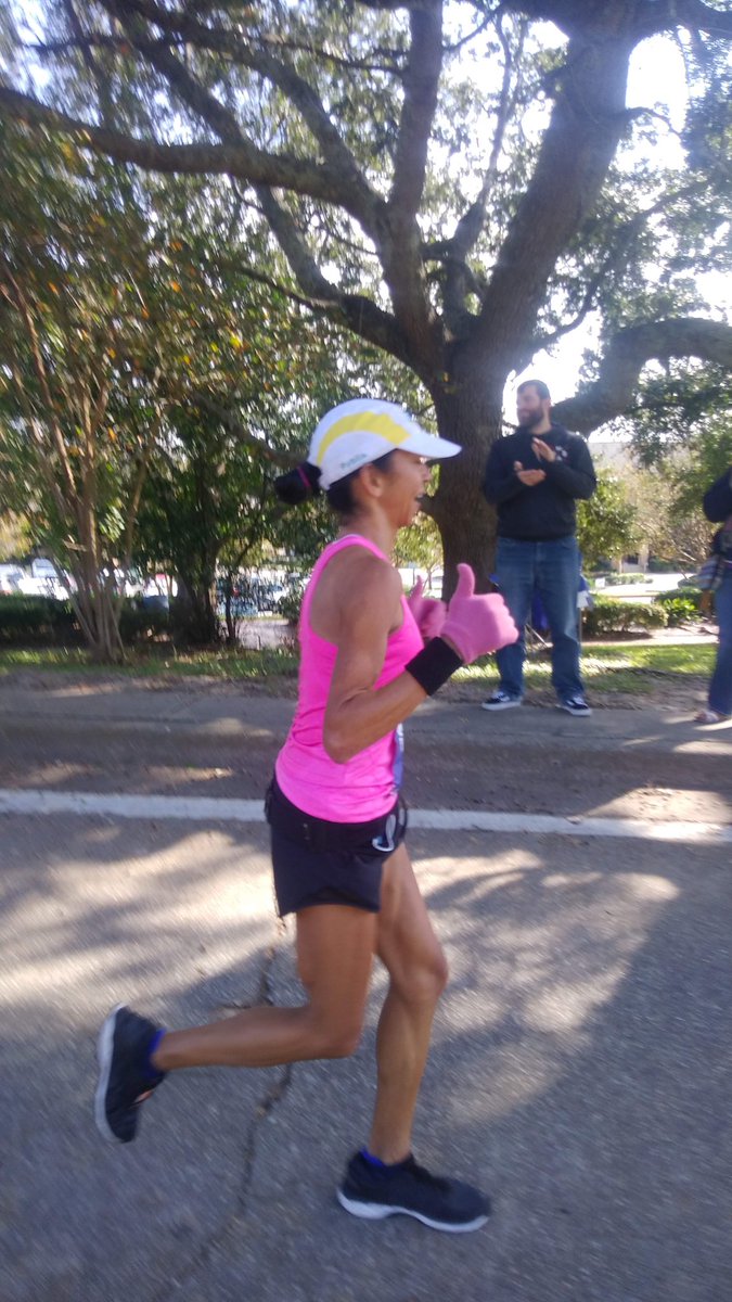 13/ At the 20 mile spot she was late. I was worried since that’s where she lost consciousness on the 1st attempt. It turns out I was at the 21 mile spot so she wasn’t late. Whew! Again all the volunteers yelled. She was marveling at how great she felt, beating her best pace.