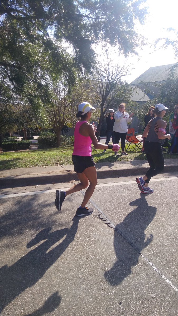 13/ At the 20 mile spot she was late. I was worried since that’s where she lost consciousness on the 1st attempt. It turns out I was at the 21 mile spot so she wasn’t late. Whew! Again all the volunteers yelled. She was marveling at how great she felt, beating her best pace.