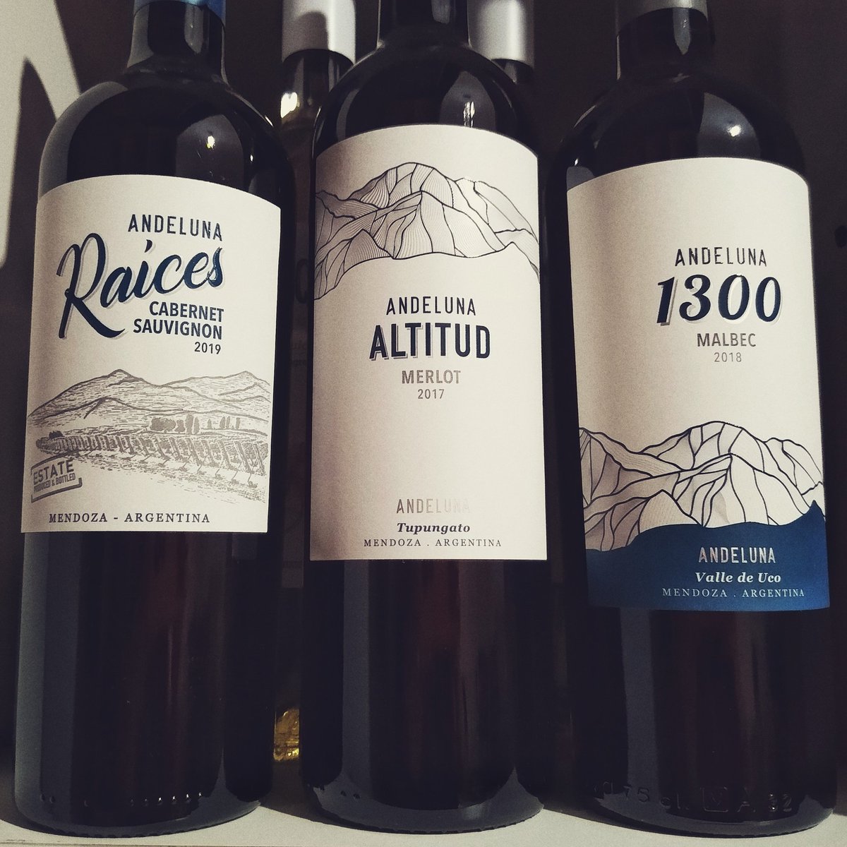 vino_mendoza's tweet photo. 👉Nueva promo! Vertical Andeluna. Los 3 por $1140.
🚚 Hacemos delivery a todo el Gran Mendoza. Consulta por los costos según tu zona.
‼️Llevando dos promos, iguales o diferentes, tenés un 10% de descuento (efectivo o transferencia)
#mendoza #vino #VinoDeMendoza #Andeluna https://t.co/aYN07zyqNb
