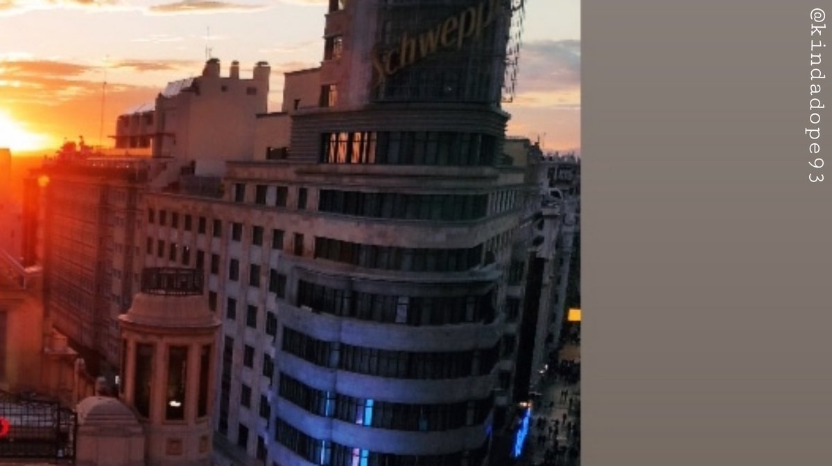 kindadope93's tweet photo. golden sky + golden maknae
me: 😭😭😭😭😭😭😭😭

@BTS_twt #BTS #BTSARMY 
@Jungkook__China 
at Plaza del Callao, Madrid https://t.co/Ugqo2yZxp7