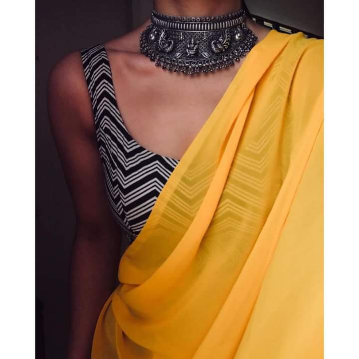 Saba_Qureshi7's tweet photo. Someone please normalize wearing sarrees to dinners and Eids.😭 https://t.co/BOn6Mwz790