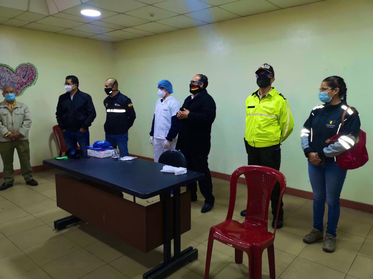 goberazuay's tweet photo. HOY, Gobernador @xaesma en conjunto con @azuayinten, @PoliciaEcuador y Jefatura Política de #Cuenca, recorrieron el Mercado 10 de agosto para socializar con los comerciantes y verificar que se cumplan con las medidas de bioseguridad para la atención al público.

@mariapaularomo https://t.co/7Mwvamy6o5