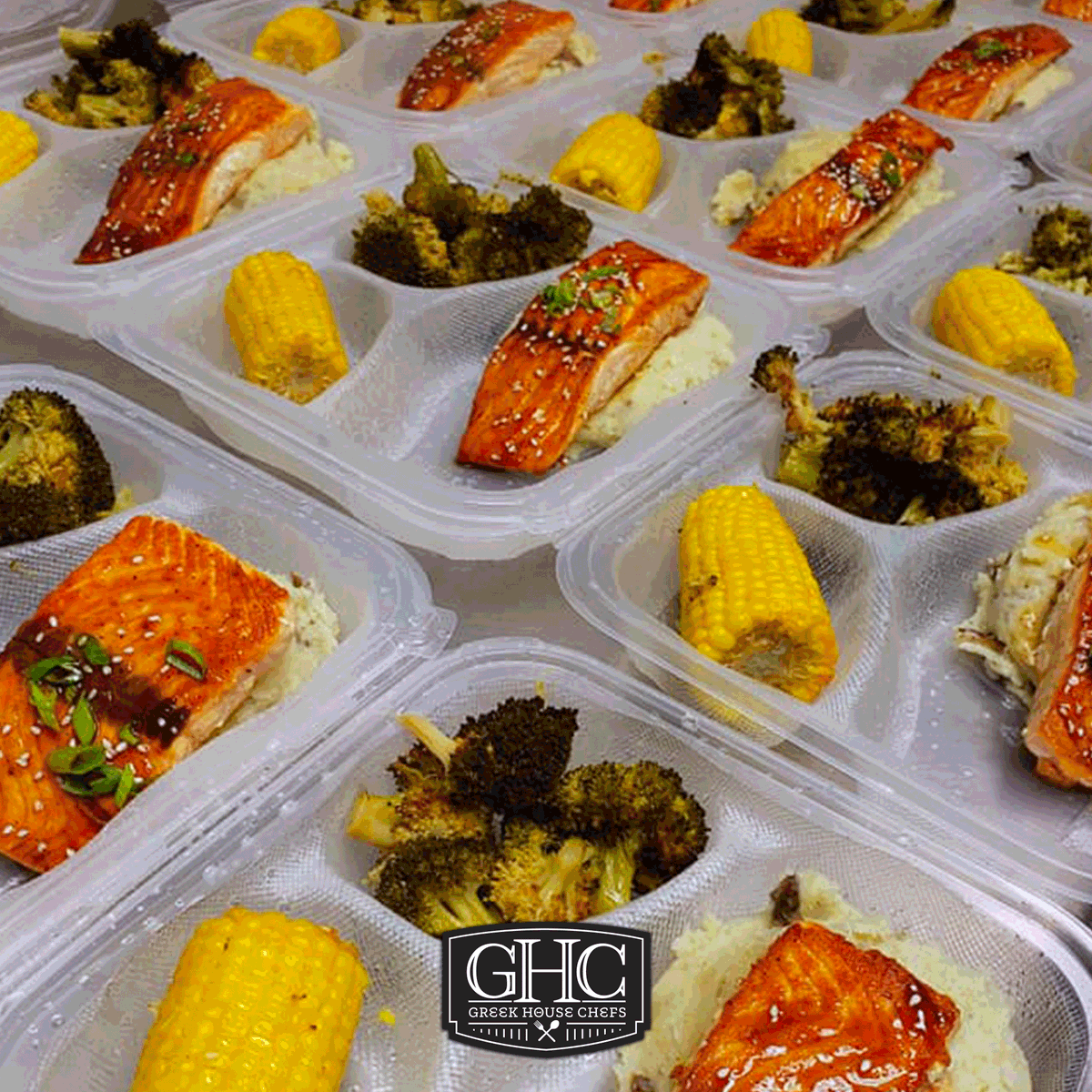 GreekHouseChefs's tweet photo. #BlueCoatChef Qiana is bringin' it with her
sesame citrus glazed salmon, pan roasted broccoli, mashed potatoes, and corn on the cob. Reusable to-go boxes are where it's at this year!
#togethersafely #ghc #greekhousechefs #bluecoatarmy #protectingstudents #keepthemsafe https://t.co/7tqEm48R2F