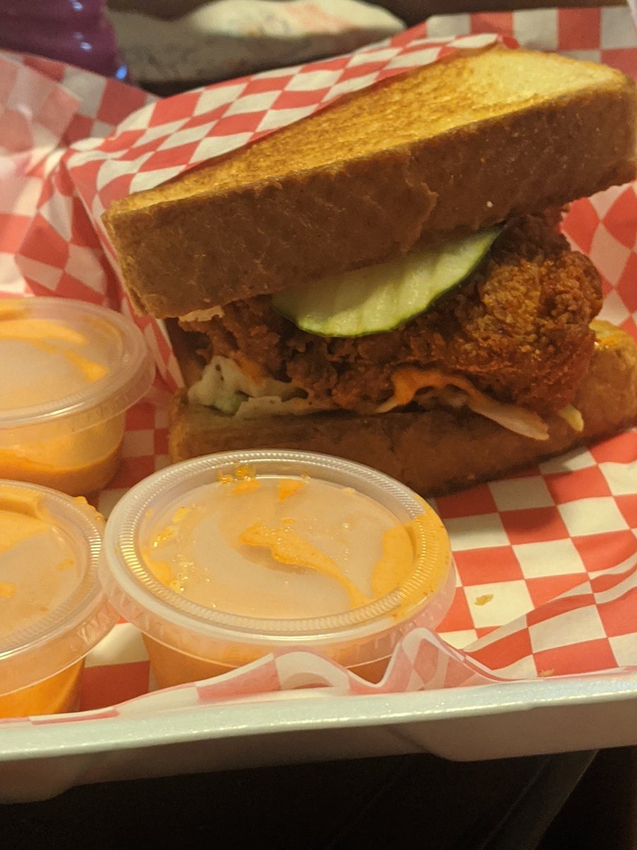thatguyryno's tweet photo. @firstwefeast Hot chicken on Texas toast! #sobomb #sohot https://t.co/tS5FW0jykI